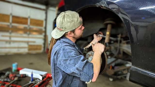 A Rockstar mechanic working on a wheel hub
